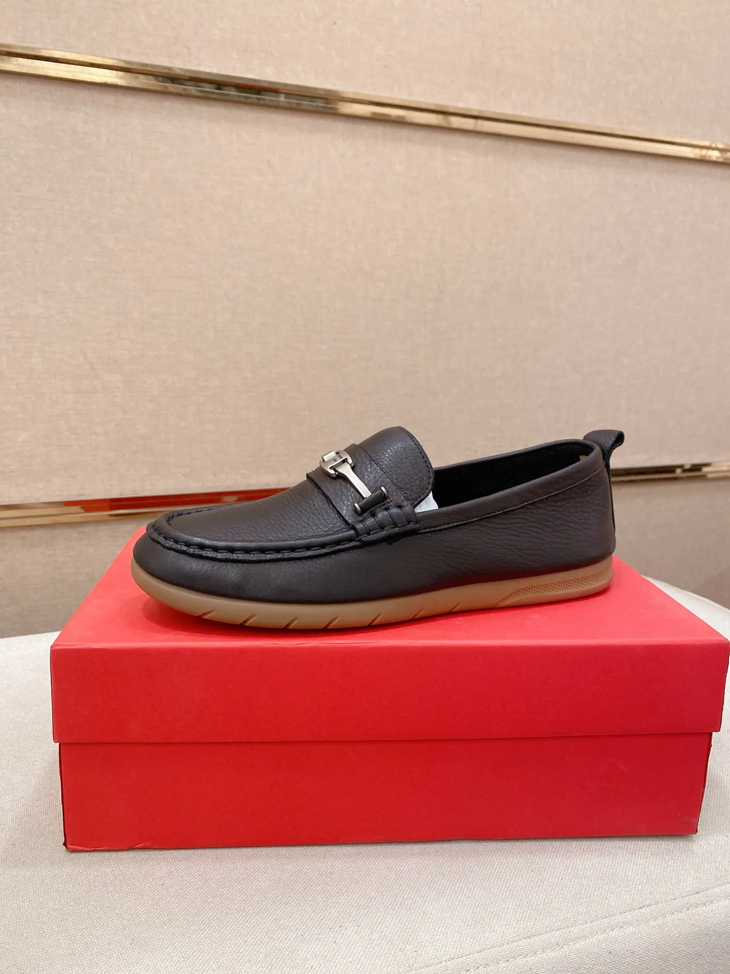 Factory price 500💰 Original Ferragamo men's shoes! The world's top brands...Luxury quality...//Fashion and high-end footwear 👍💪🏻...give you a low-key luxury comfort experience👍. The upper is made of pure Italian imported original cowhide and sweat-absorbent sheepskin lining. It is comfortable and breathable, high-end and classy... luxurious and noble!! .. OEM factory shipment [Hug] stall.. Original board. Welcome to taste..38--44.